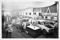 1967年のモーターショーにおける日産の展示ブースの様子。日本車は燃費の良さや価格の安さ、品質の高さで、アメリカでも徐々に支持を得ていった。