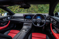 ダッシュボードまわりの基本デザインは、「Eクラス セダン／ステーションワゴン」と同じ。インテリアトリムは、マット仕上げのブラックアッシュウッドとなる。