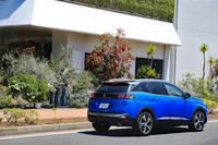 「3008 GTハイブリッド4」のボディーサイズは、全長×全幅×全高＝4450×1840×1630mm、ホイールベース＝2675mm。パノラミックガラスルーフ装着車の車重は1880kgと発表されている。