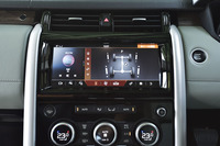 全モデルに電子制御エアサスペンションが標準で備わる。センターモニターで4WDドライトレインの状況をモニタリングが可能。