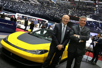 6台限定で生産された「セルジオ」の市販モデルと。左は当時のデザインダイレクター、ファビオ・フィリッピーニ氏。2015年ジュネーブで。