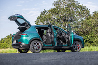 「トナーレ プラグインハイブリッドQ4ヴェローチェ」のボディーサイズは全長×全幅×全高＝4530×1835×1615mm、ホイールベースは2635mm。3代目に進化した「BMW X1」と同等のサイズ感である。