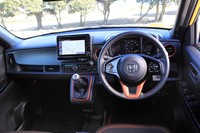 ダッシュボードで目を引くのは、メーターパネルから助手席側に伸びた装飾ボード。中央がくぼんだ形状となっており、フロントウィンドウ越しの自然光を受けて室内を明るく照らす効果がある。