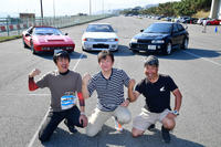 50代カーマニア3名＆3台による決戦！ 左から「フェラーリ328GTS」オーナーの筆者、R32型「日産スカイラインGT-R」オーナーのミウラさん、「三菱ランサーエボリューションVI」オーナーの池之平昌信カメラマン。