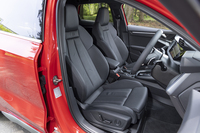 合皮と本革のコンビシートはオプションの「Sラインプラスパッケージ」によるもの（標準は合皮とクロスのコンビ）。スポーティーな見た目どおりしっかりとしたホールド感がある。