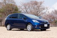 トヨタの新型ハイブリッド「プリウスα」発売