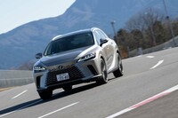「RX350」のパワーユニットは最高出力279PSの2.4リッター直4ターボエンジン。“バージョンL”ではFWD（今回の試乗車）のほかに4WDも選べる。
