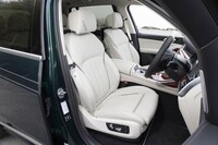 シートにはグレーのパイピングとひし形のエンボス加工が施される。しっとりとした風合いのメリノレザーが心地いい。