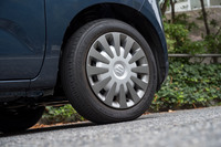 タイヤサイズは全車共通で155/65R14。ホイールキャップの意匠も基本的に同一だが、車体がツートンカラーの場合は、ホワイトもしくはシルバーでスポークが塗り分けられる。
