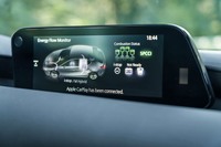 スカイアクティブX搭載車のキモであるSPCCI（火花点火制御圧縮着火）が行われていることは、8.8インチのセンターモニター上にも示される。主に高回転域においては、従来方式の燃焼に切り替わる。