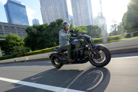 重心を低く抑えるため、車両骨格にはエンジンを剛体として用いるアルミ製ダイヤモンドフレームを採用。ドライブシャフトを内包する、アルミダイカスト製の片持ちスイングアームで後輪を支持する。