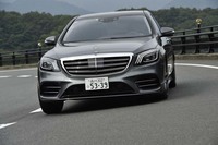 運転支援システム「インテリジェントドライブ」の機能も強化されており、アダプティブクルーズコントロールに自動再発進機能が追加されたほか、高速道路を走行時にウインカー操作のみで車線変更できる「アクティブレーンチェンジングアシスト」などが追加された。