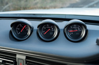 ダッシュボード上部には電圧、タービン回転数、ブースト圧を示す3連メーターを搭載する。