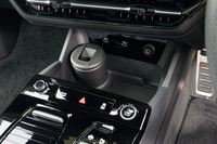 最新のアウディではなぜか灰皿とシガーライターが標準装備のモデルが多い。充電中に一服……という要望に応えているのだろうか。