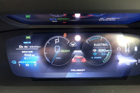 3D表示される「408 GTハイブリッド ファーストエディション」のおしゃれなメーター。速度などの重要な情報を手前に映し出すことで、素早い読み取りが可能になるという。