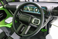 ステアリングスポークは右と下のみのL字型。左スポークがあるはずの部分にはダイヤルが備わる。