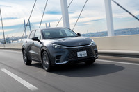 ブレーキにはオンデマンド加圧式のマスターシリンダーを採用。ペダル操作に合わせてモーターで油圧を生じさせるシステムで、よりドライバーの意図に沿った制動力を発生できるようになった。