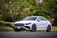 同じ「MFA2」プラットフォームを使用するハッチバックの「Aクラス」や「Bクラス」と同時に日本導入が発表された「Aクラス セダン」のマイナーチェンジモデル。内外装のデザイン変更やデジタルデバイスのアップデートなどがうたわれている。