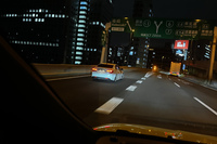 赤色灯を回しながらも「マセラティ・レヴァンテ」を捕まえ損ねた「マークX」の覆面パトは、しばらくして箱崎のロータリーへと消えて行った。その一部始終を目撃し、「アバルト500e」の車内は大盛り上がりだった。