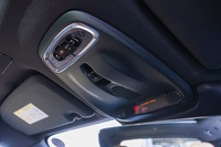 オーバーヘッドコンソールには室内灯とパノラマ・ガラス・サンルーフの開閉スイッチが備わる。