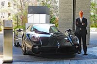 「パガーニ・ウトピア」とパガーニ アウトモビリ アジア太平洋地域担当マネージング・ディレクターのアルベルト・ジョバネッリ氏。