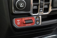 ドライブトレインにはセンター、リア、フロントの3カ所にデフロックを装備。タイヤの路面追従性を高めるため、フロントのスウェイバーには電動式の切り離し機構が備わっている。