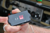 各参加車に貸与されたGPS発信機。サポート隊が位置情報の手がかりとするだけでなく、家で待つ家族も、参加者がどこにいるかリアルタイムでわかる。