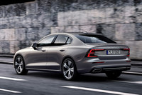 「ボルボS60」がフルモデルチェンジ　よりスポーティーでスタイリッシュなセダンへと進化の画像