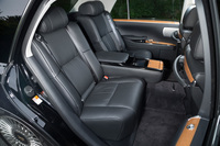 本革の内装仕様は、ブラック（写真）とフロマージュの2色から選択できる。ウッドの組み合わせもタモ杢（ブラウン）とアッシュ杢（シルバー）の2種類が用意される。