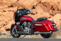 「チーフテン パワープラス」のラインナップは、きらびやかな「リミテッド」（写真）と、各所をブラックアウトした「ダークホース」の2種類。空冷の「サンダーストローク」エンジンを搭載した「チーフテン」も併売される。