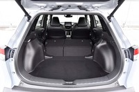 長尺物の積載は、後席の背もたれを倒すことで対応する（奥行きは最大1885mm）。写真のように後席部分と荷室のフロアには大きな段差が生じるが、その差を埋めてフラットなスペースがつくれる「ラゲージアクティブボックス」がオプション設定されている。