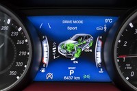 メーター上のディスプレイには、選択中のドライブモードや車高のレベル、タイヤ空気圧などが表示される。