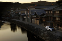 
	クラシックな日本の町並みに、ブライトシルバーの「XC60」が映える。同車には、モデルごとの専用色も含め、全10色のボディーカラーがラインナップされる。
	