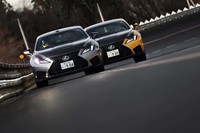 「レクサスRC F」をJARIの高速周回路とワインディングロードでテストしました。“カーボンエクステリアパッケージ”と“パフォーマンスパッケージ”の2グレードを比較すると、実際の走行データに大きな違いが見られました。（photo：北畠主税）