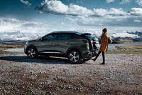 2つの「デビューエディション」に装備される、ハンズフリー電動テールゲート。