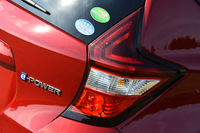 リアまわりでは、くさび形に点灯する新しい意匠のリアコンビランプが採用された。