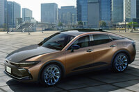 渕野「……いっぽうで『クロスオーバー』は、どういう役割を担っていて、どんな層をターゲットにしたクルマなのかが、イマイチわかりづらいんですよね」　
	清水「個人タクシー用かな！」　
	ほった「確かに、最近ちょくちょく見かけますよね」