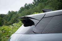 リアウィンドウのワイパーは、ルーフスポイラーの内側に格納され、通常は見えないようになっている。