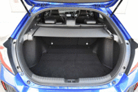 「シビックハッチバック」の荷室は420リッター。リアのシートバックを倒すと容量を拡大できる。左右どちらにも巻き取れるトノカバーは世界初だという。（写真をクリックすると荷室のアレンジを見られます）。