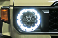 LED式の丸いヘッドランプ。妙に凝った意匠をしており、リング状のデイライトには内歯車よろしく内側に“歯”が付けられている。