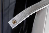 シートベルトガイドの裏側には初代モデルの誕生日が記されている。