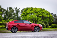 日本仕様の「X2 xDrive20i Mスポーツ」は全長×全幅×全高＝4555×1845×1575mm、ホイールベースは2690mm。写真のボディーカラーは「ファイヤーレッド」と呼ばれるもの。