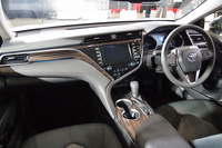 インテリアは、左右非対称デザインのセンターパネルが特徴。広々とした前方視界が確保される。