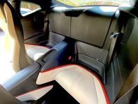 リアシートは子供を乗せる、もしくはバッグを置くためだけに割り切られている。