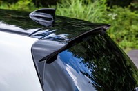 専用のテールゲートスポイラー。車体前後のリフトバランスを最適化させる働きがある。