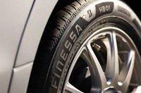 「ブリヂストン・フィネッサ」は2026年1月に発表された新規ブランド。安心・安全（SAFETY）を軸により快適で心地よい（FINE）車内空間の提供を目的とし、FINE＋SAFETYの造語でフィネッサとネーミングされた。