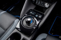 「プロパイロットパーキングスイッチ」やアクセル操作のみで加減速を自在に行える「e-Pedal」のオン／オフスイッチはセンターコンソールに配される。