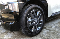 「デリカミニ」の4WD車には165/60R15サイズの大径タイヤと、専用チューニングのショックアブソーバーが採用されている。