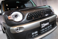 横長のグリルと丸いヘッドランプが目を引くフロントまわり。