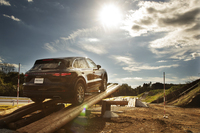 周回路なども充実しているが、施設内ではオフロード走行も体験できる。